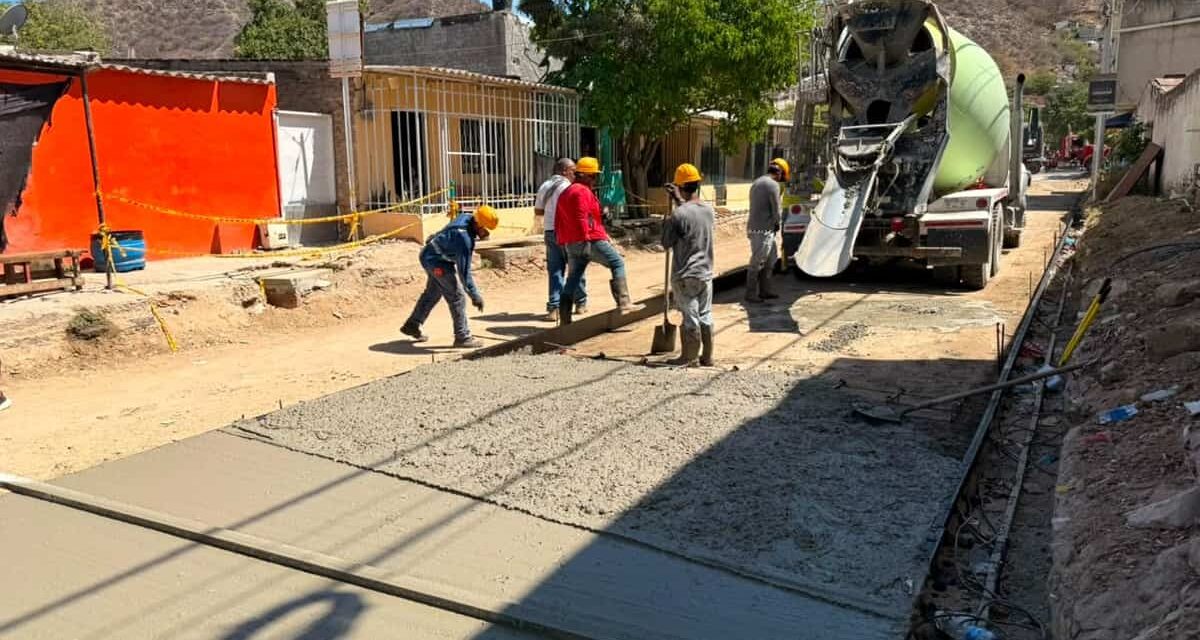 Alcalde Carlos Pinedo avanza con más calles pavimentadas en Pescaíto
