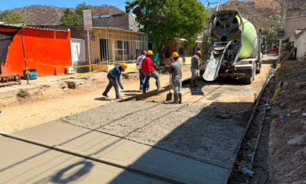 Alcalde Carlos Pinedo avanza con más calles pavimentadas en Pescaíto