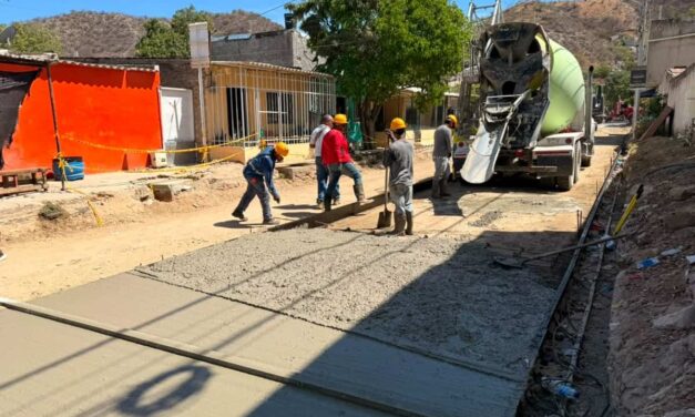 Alcalde Carlos Pinedo avanza con más calles pavimentadas en Pescaíto