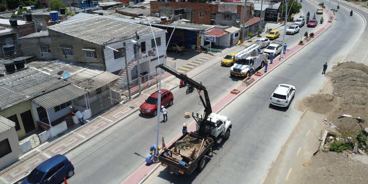 Gobierno de Carlos Pinedo iluminó y adecuó el corredor vial de la calle 30
