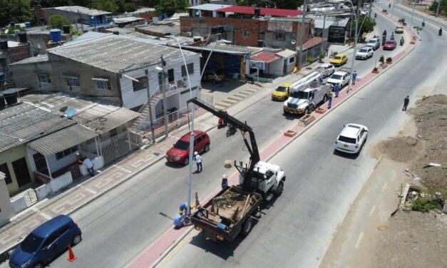 Gobierno de Carlos Pinedo iluminó y adecuó el corredor vial de la calle 30