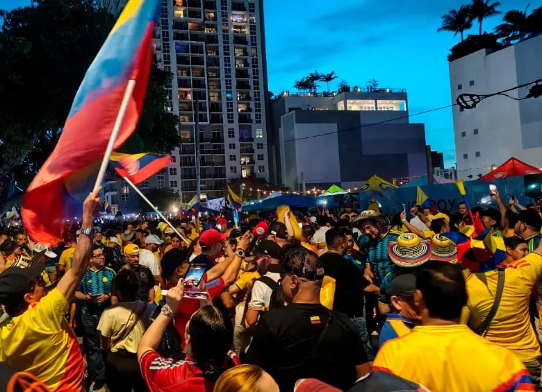 Impresionante banderazo de los hinchas de Colombia en Miami