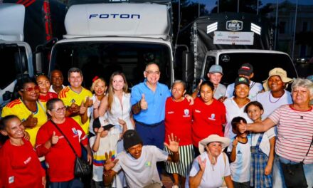 Alcalde Pinedo entrega maquinarias y vehículos a recicladores de la ciudad