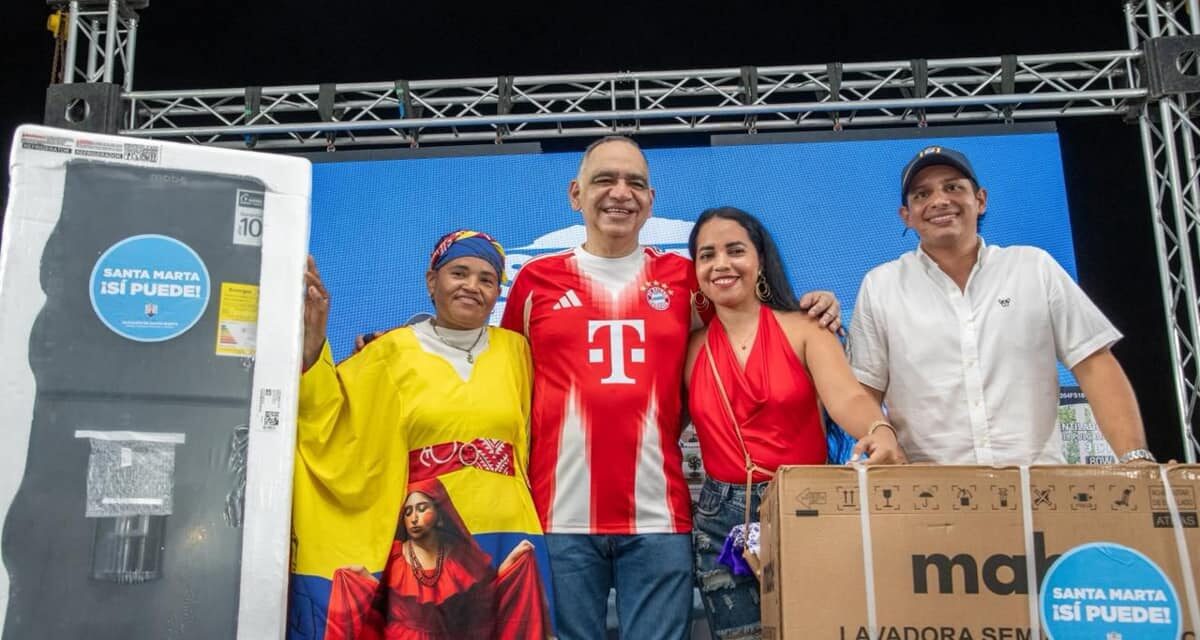 Alcalde Pinedo entregó neveras, abanicos computadores y motos en El Milagro