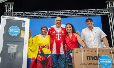 Alcalde Pinedo entregó neveras, abanicos computadores y motos en El Milagro