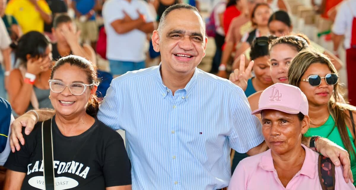 “No están solos”: Pinedo entrega ayudas a familias afectadas en Gaira