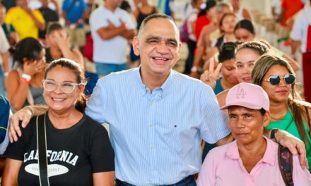 “No están solos”: Pinedo entrega ayudas a familias afectadas en Gaira