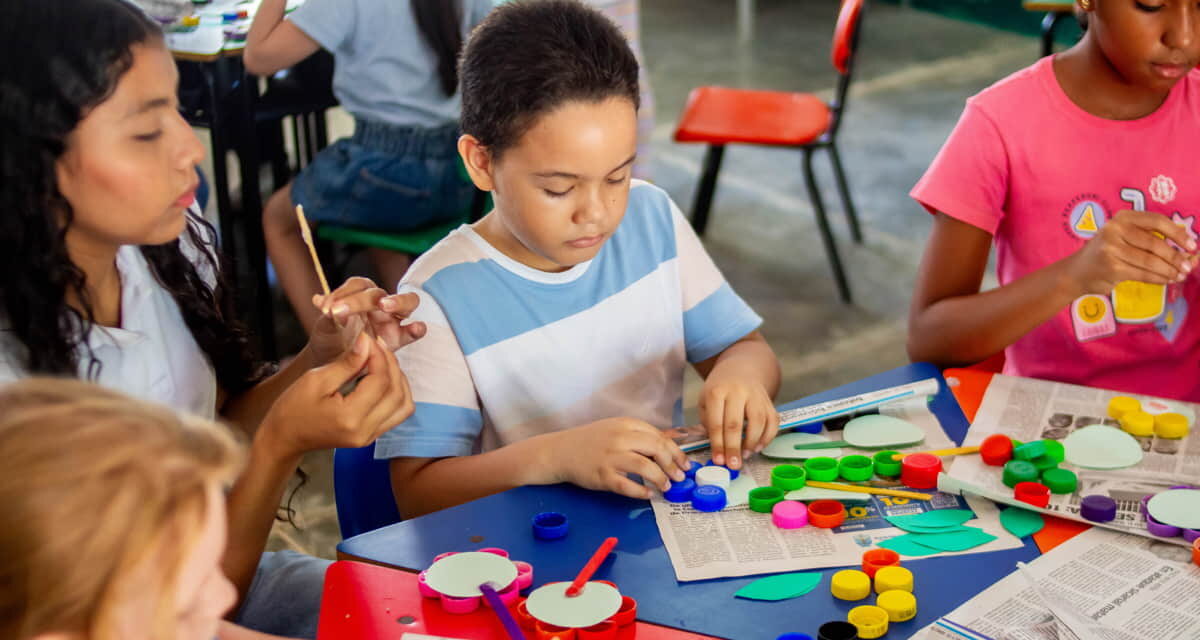 Niños y niñas juegan, crean y se divierten en el Museo