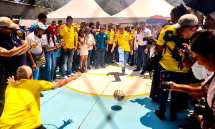 Alcalde Carlos Pinedo entrega cancha múltiple en el barrio Bastidas, haciendo realidad otra promesa