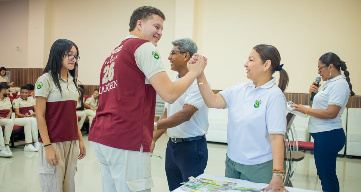 C E COOEDUMAG bendice los lápices de sus estudiantes de grado 11 antes de las Pruebas ICFES