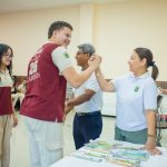 C E COOEDUMAG bendice los lápices de sus estudiantes de grado 11 antes de las Pruebas ICFES