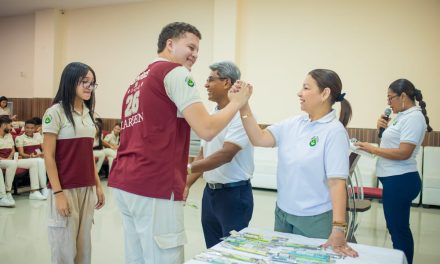 C E COOEDUMAG bendice los lápices de sus estudiantes de grado 11 antes de las Pruebas ICFES