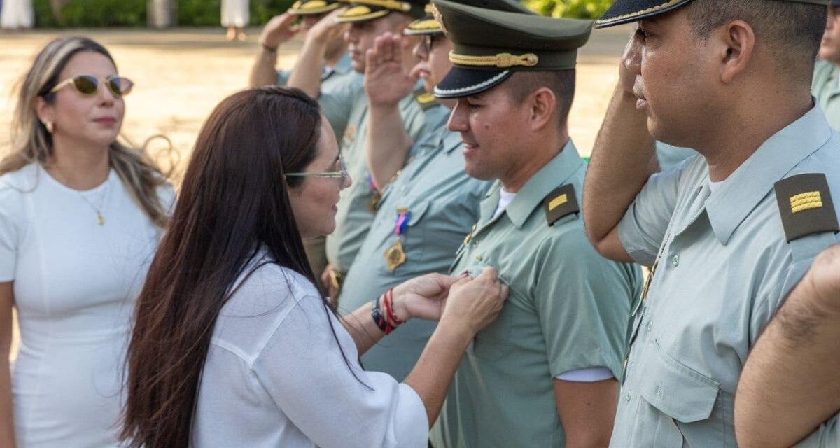 Gobernación del Magdalena exaltó la labor de la Policía Nacional con la condecoración de 36 uniformados en sus 80 años de servicio