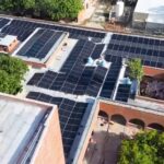 Paneles solares en el hospital Julio Méndez ya provocan un ahorro del 50% mensual en la factura de energía