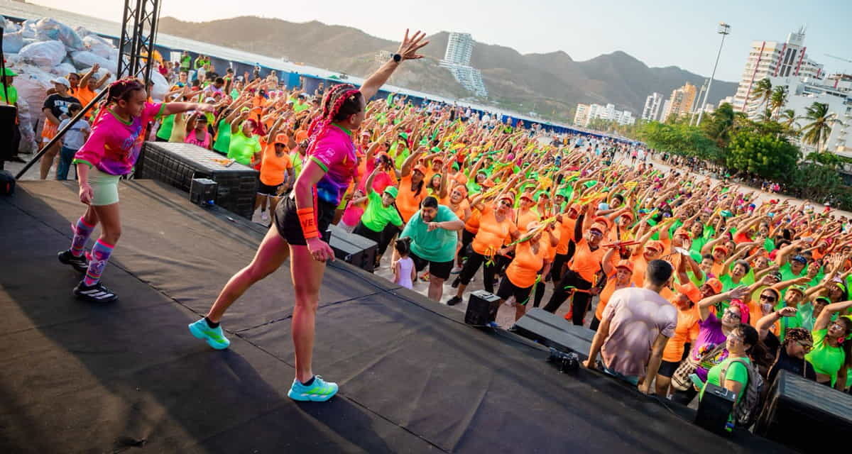 Mega Rumba Neón logró reunir a 3.500 personas que aceptaron el reto de Margarita Guerra y recolectaron más de dos toneladas de plástico