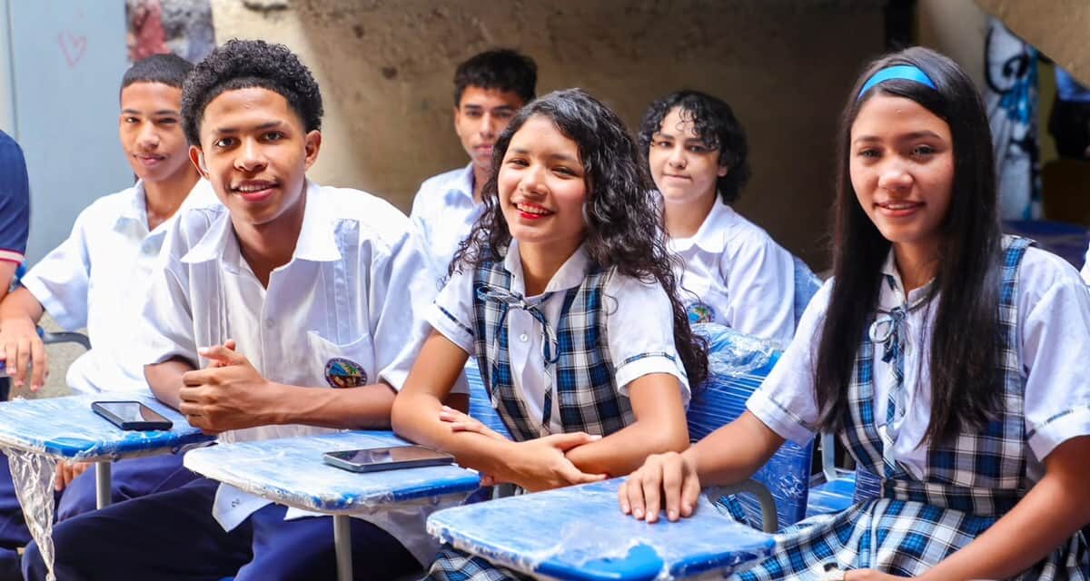 Un gran fin de semana para la educación del Distrito, alcalde Pinedo entregó pupitres y otros elementos