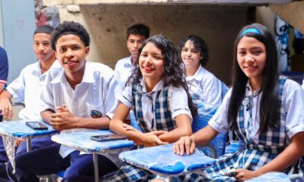 Un gran fin de semana para la educación del Distrito, alcalde Pinedo entregó pupitres y otros elementos