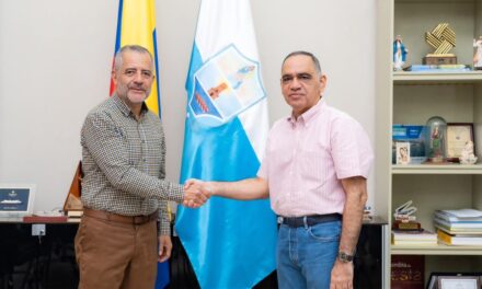 Alcalde Carlos Pinedo Cuello posesiona a David Millán como gerente de la ESSMAR
