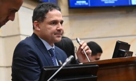 Honorio Henríquez pide al Congreso meterse la mano al bolsillo para ayudar a Colombia