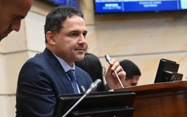 Honorio Henríquez pide al Congreso meterse la mano al bolsillo para ayudar a Colombia