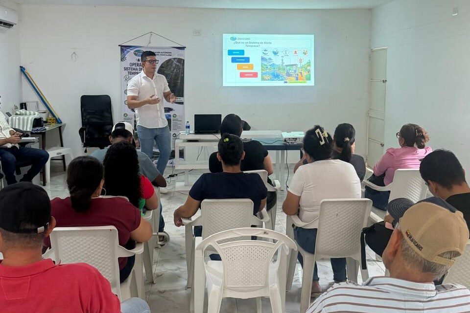 CORPAMAG capacita líderes de Guachaca en el uso del nuevo Sistema de Alerta Temprana del río