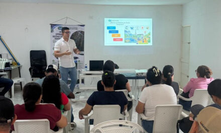 CORPAMAG capacita líderes de Guachaca en el uso del nuevo Sistema de Alerta Temprana del río