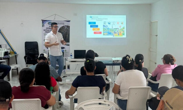 CORPAMAG capacita líderes de Guachaca en el uso del nuevo Sistema de Alerta Temprana del río