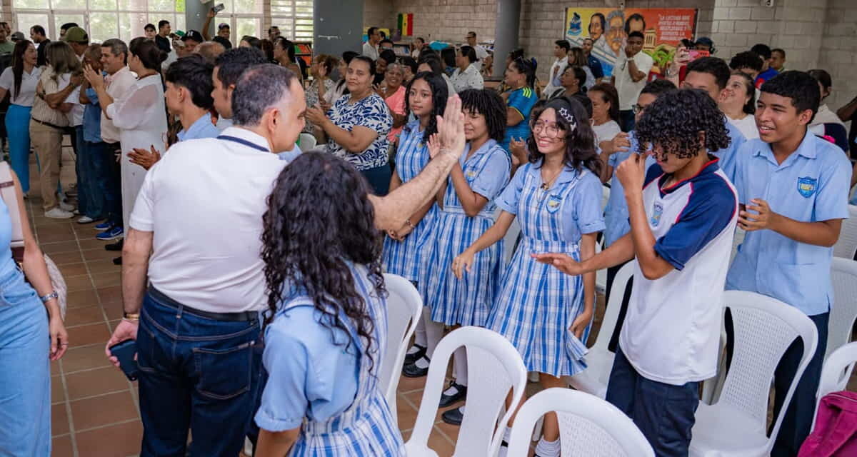 Alcalde Carlos Pinedo entrega 700 pupitres a 3 instituciones educativas y completa 2.400 en dos meses