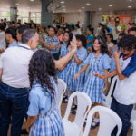 Alcalde Carlos Pinedo entrega 700 pupitres a 3 instituciones educativas y completa 2.400 en dos meses
