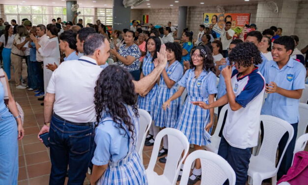 Alcalde Carlos Pinedo entrega 700 pupitres a 3 instituciones educativas y completa 2.400 en dos meses