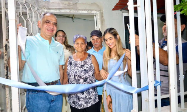 Alcalde Pinedo entrega, en El Paraíso de Gaira, mejoramientos de vivienda