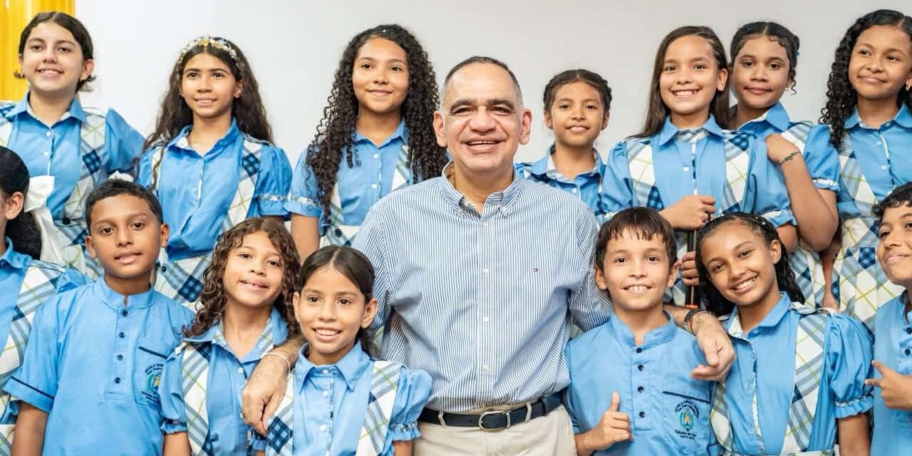 Dotación de pupitres en colegios de Santa Marta, ya van cerca de tres mil
