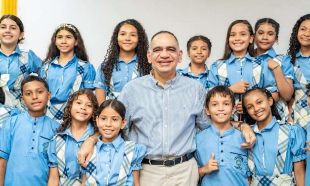 Dotación de pupitres en colegios de Santa Marta, ya van cerca de tres mil