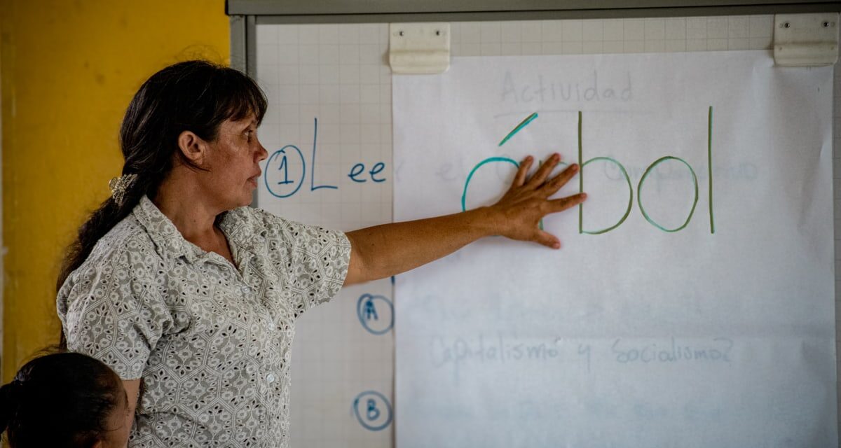 El Gobierno Nacional beneficia a más de 49.000 jóvenes y adultos mayores a través de estrategias de alfabetización