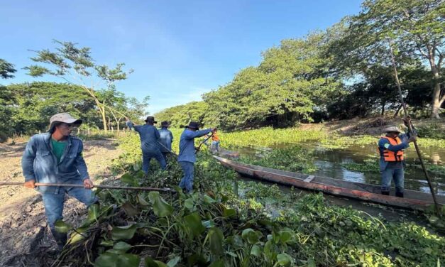 En Cerro de San Antonio CORPAMAG limpia el Caño Ciego para recuperar flujo natural del agua y beneficiar comunidades