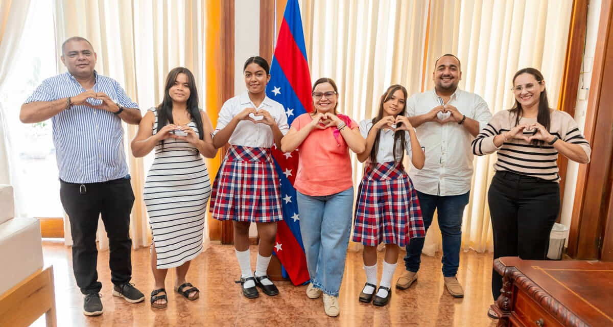 ¡Talento de exportación! Margarita Guerra entrega tiquetes con destino a España a estudiantes de Zona Bananera