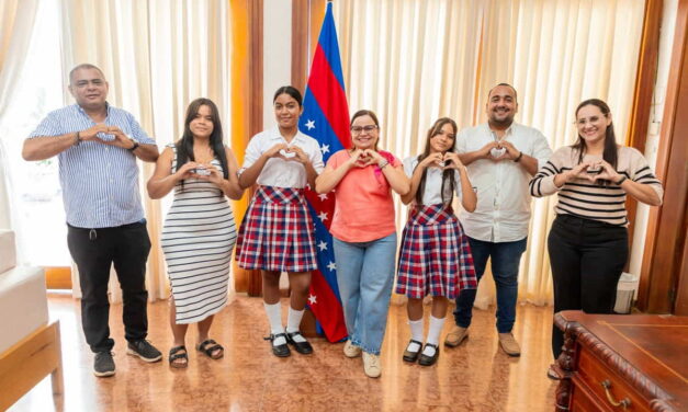 ¡Talento de exportación! Margarita Guerra entrega tiquetes con destino a España a estudiantes de Zona Bananera