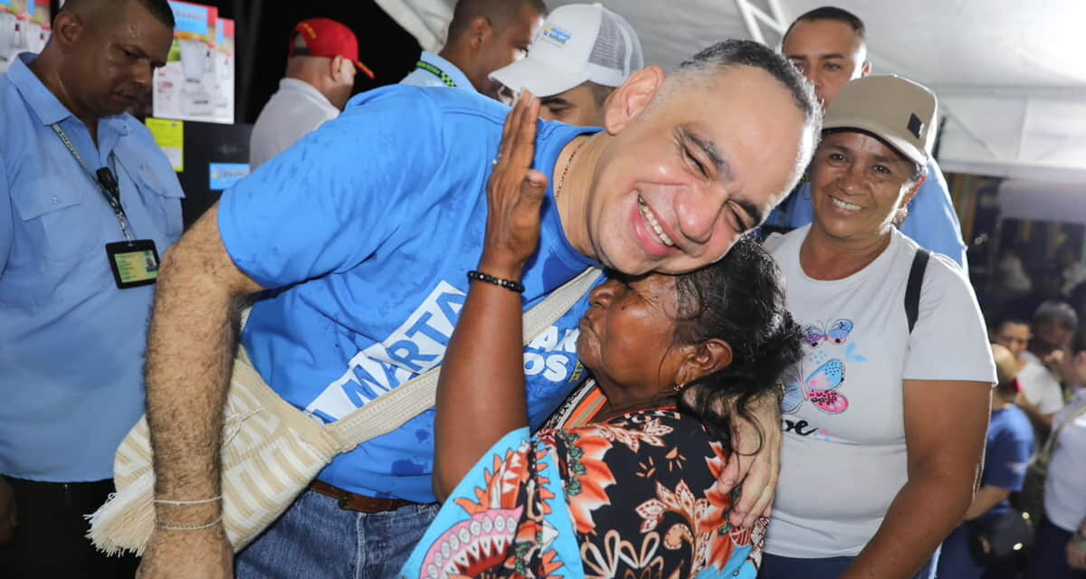 Alcalde Pinedo entregó mercados, neveras, televisores a más de 200 familias en el sector de Timayuí
