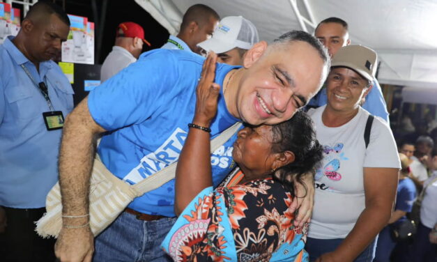 Alcalde Pinedo entregó mercados, neveras, televisores a más de 200 familias en el sector de Timayuí