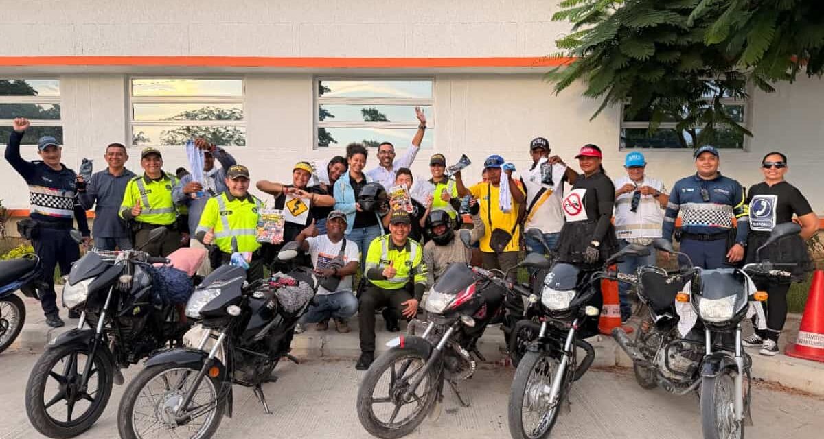 Para prevenir siniestros viales, Gobernación sensibiliza a motociclistas de El Retén con entrega de cascos