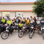 Para prevenir siniestros viales, Gobernación sensibiliza a motociclistas de El Retén con entrega de cascos