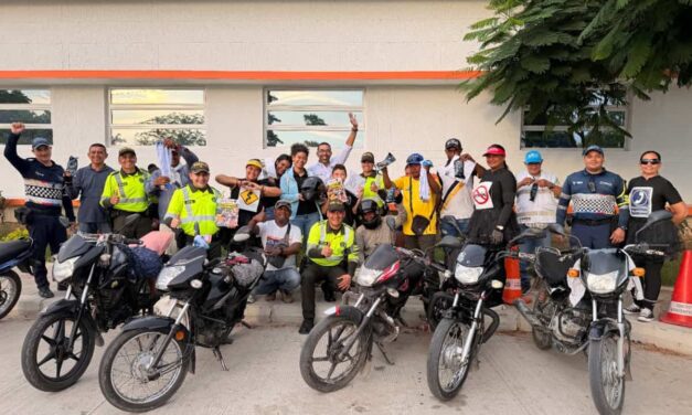 Para prevenir siniestros viales, Gobernación sensibiliza a motociclistas de El Retén con entrega de cascos