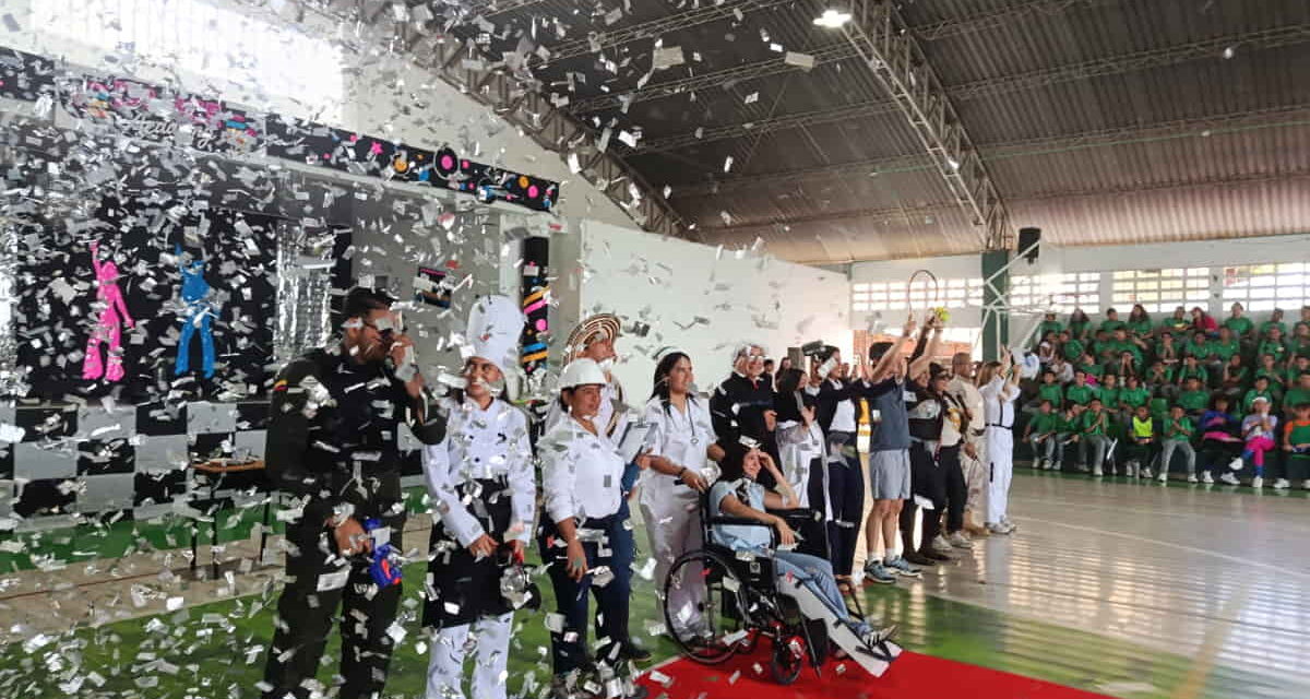 English Day en COOEDUMAG: Los profes desfilaron como estrellas en la alfombra roja y la magia se vivió toda en inglés